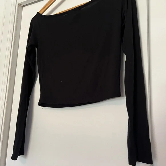 Black Off-Shoulder Long Sleeve Crop Top - Picture 4 of 6